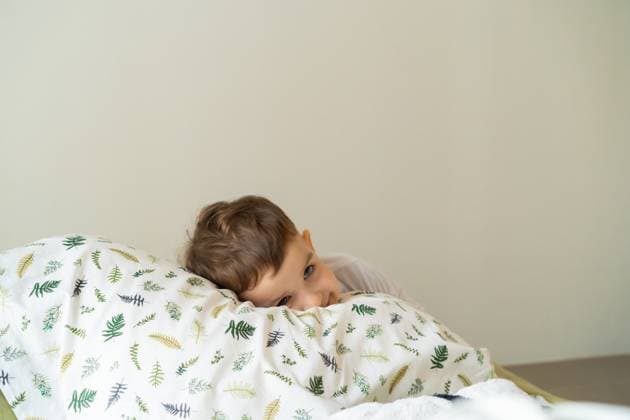 Creative Highlights Symbolbilder Happy little child boy in pajamas, in bed in the bedroom with to CR_YUKI23030680-1147556-01 ,model released, Symbolfoto