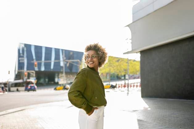 Creative Highlights Symbolbilder Portrait of woman with glasses and white pants in the street Barcelona, Catalonia, Spain CR_RAFE230424-1174675-01 ,model released, Symbolfoto