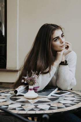 Creative Highlights Symbolbilder Romantic brunette in white light at a table in a cafe on Paris street Paris, Île-de-France, France R_ORFI230301D-1111777-01 ,model released, Symbolfoto