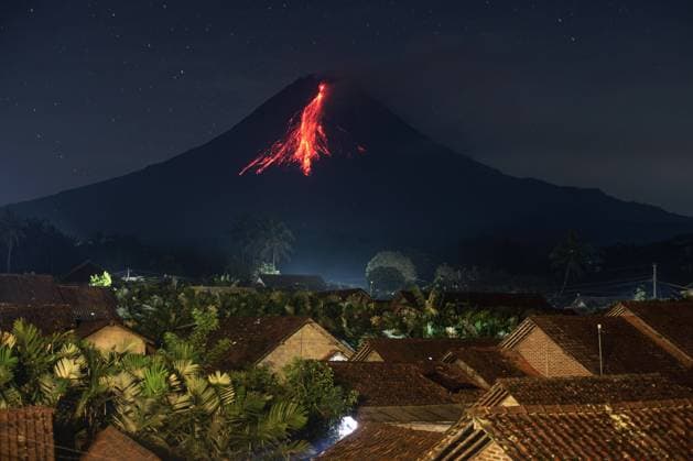 Bilder des Jahres 2023, News 05 Mai News Themen der Woche KW18 News Bilder des Tages (230501) -- MAGELANG, May 1, 2023 -- Mount Merapi volcano spews volcanic materials, as seen from Srumbung village in Magelang, Central Java, Indonesia, May 1, 2023. (Photo by Xinhua) INDONESIA-MAGELANG-MOUNT MERAPI-ERUPTION PriyoxUtomo 