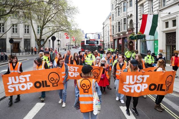News Themen der Woche KW18 News Bilder des Tages . 01 05 2023. London, United Kingdom. Just Stop Oil Protest. Just Stop Oil protesters are thwarted on Cockspur Street near Trafalgar Square as police issue sec ion 12 notices.  xMartynxWheatleyx xi-Imagesx IIM-24334-0014