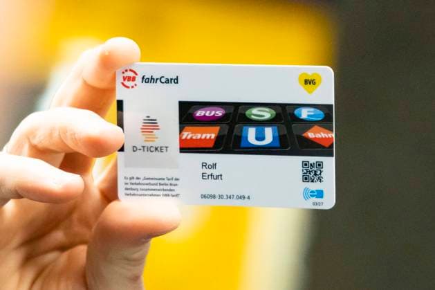 Symbolischer Start des Deutschlandtickets - Vorstand Betrieb bei der BVG Rolf Erfurt zeigt einen Deutschlandticket am Bahnhof Museumsinsel in Berlin am 1. Mai 2023. Start des Deutschlandtickets