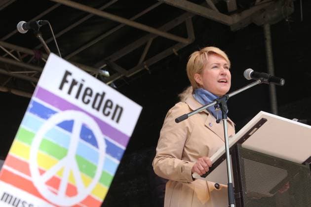 News Themen der Woche KW18 News Bilder des Tages Die Ministerpräsidentin des Landes Mecklenburg Vorpommern Manuela Schwesig besucht am Montag (01.05.2023) in der Hanse- und Universitätsstadt Rostock die DGB-Kundgebung zum Tag der Arbeit im Barnstorfer Wald. Dabei würdigt sie am Nachmittag in ihrer Rede die Leistungen der Menschen im Nordosten. Die haben nach Ansicht der Gewerkschaften, bezüglich der gestiegenen Lebenshaltungskosten immer mehr Anrecht auf faire und tarifliche Bezahlung. *** The Prime Minister of the state of Mecklenburg Western Pomerania Manuela Schwesig visits on Monday 01 05 2023 in the Hanseatic and university city of Rostock the DGB rally for Labor Day in the Barnstorfer Forest In the afternoon, she honored in her speech the achievements of the people in the northeast
