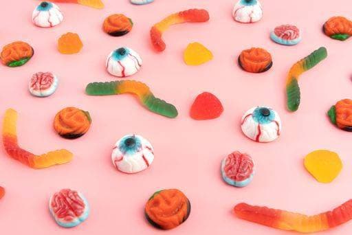RECORD DATE NOT STATED A close-up shot of some scattered gummy Halloween candies on a pink surface. *** einer schließen Aufwärts erschossen des einige verstreut gummy Halloween candies am einer Rosa Oberfläche 3284494