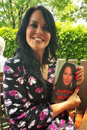 Martina Reuter, geboren in Wien, ist eine österreichische Fernsehmoderatorin und Modejournalistin. Seit August 2022 gehört sie zum Moderationsteam vom Sat1 -Frühstücksfernsehen *** Martina Reuter, born in Vienna, is an Austrian television presenter and fashion journalist She has been part of the Sat1 Frühstücksfernsehen presenter team since August 2022