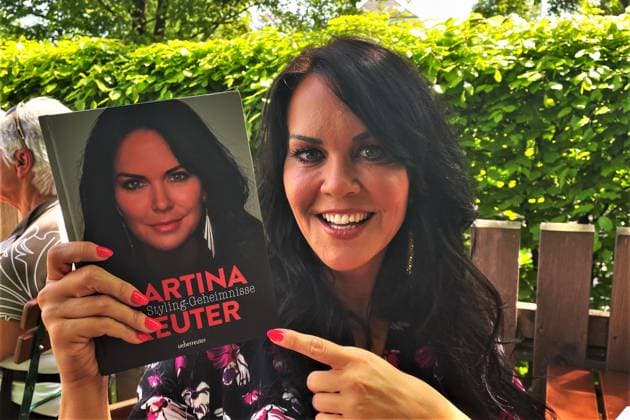 Martina Reuter, geboren in Wien, ist eine österreichische Fernsehmoderatorin und Modejournalistin. Seit August 2022 gehört sie zum Moderationsteam vom Sat1 -Frühstücksfernsehen *** Martina Reuter, born in Vienna, is an Austrian television presenter and fashion journalist She has been part of the Sat1 Frühstücksfernsehen presenter team since August 2022