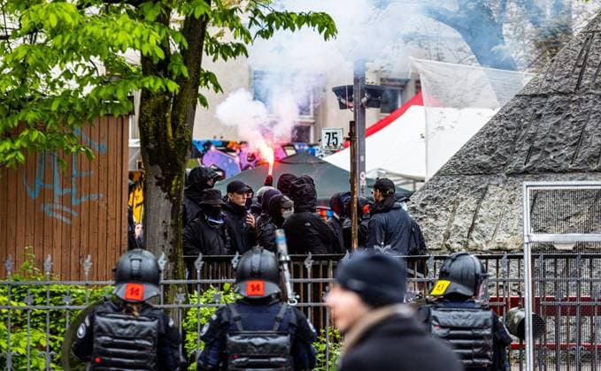 Vermummte, linksextreme Demonstranten sind im Kanzleiareal von der Polizei umstellt. Einige haben pyrotechnisches Material gezündet. (Zürich, Schweiz, 1. Mai 2023)