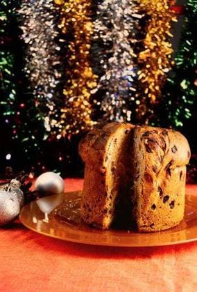 RECORD DATE NOT STATED A vertical shot of panettone with dried fruit traditional Italian Christmas cake *** einer hoch erschossen des panettone mit getrocknet Frucht traditionelle italienisch Weihnachten Kuchen 3312866