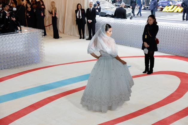 PenÃ lope Cruz arrives on the red carpet for The Met Gala at The Metropolitan Museum of Art celebrating the opening of Karl Lagerfeld: A Line of Beauty in New York City on Monday, May 1, 2023.  NYP20230501218 JOHNxANGELILLO