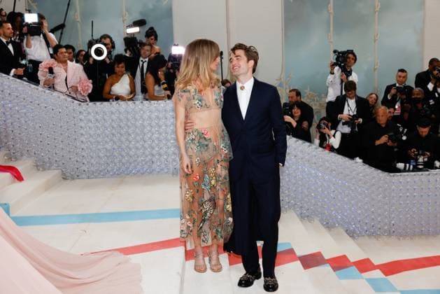 Suki Waterhouse and Robert Pattinson arrive on the red carpet for The Met Gala at The Metropolitan Museum of Art celebrating the opening of Karl Lagerfeld: A Line of Beauty in New York City on Monday, May 1, 2023.  NYP202305012913 JOHNxANGELILLO
