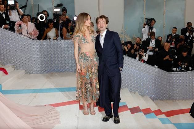 Suki Waterhouse and Robert Pattinson arrive on the red carpet for The Met Gala at The Metropolitan Museum of Art celebrating the opening of Karl Lagerfeld: A Line of Beauty in New York City on Monday, May 1, 2023.  NYP202305012914 JOHNxANGELILLO
