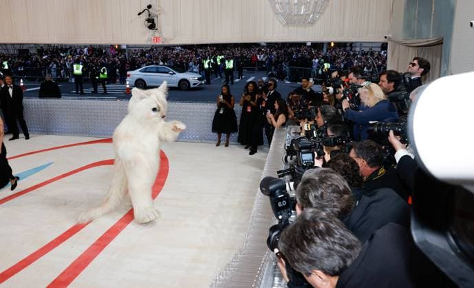 Entertainment Themen der Woche KW18 Entertainment Bilder des Tages Jared Leto, (dressed as Karl Lagerfeld s cat, Choupette) arrives on the red carpet for The Met Gala at The Metropolitan Museum of Art celebrating the opening of Karl Lagerfeld: A Line of Beauty in New York City on Monday, May 1, 2023.  NYP202305012980 JOHNxANGELILLO