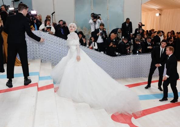 Jared Leto, (dressed as Karl Lagerfeld s cat, Choupette) arrives on the red carpet for The Met Gala at The Metropolitan Museum of Art celebrating the opening of Karl Lagerfeld: A Line of Beauty in New York City on Monday, May 1, 2023.  NYP20230501240 JOHNxANGELILLO