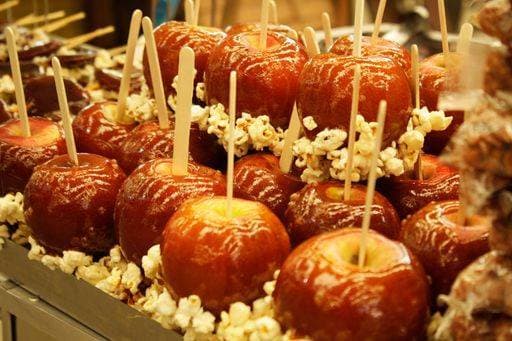 IMAGO Creative: Herbst, Kulinarische Klassiker Red caramel apples with popcorn around, In a fair and with the reflection of the daylight. *** Roter Karamell Äpfel mit Puffmais around, ÊIn einer Faire und mit der Spiegelung des der Tageslicht 3372594