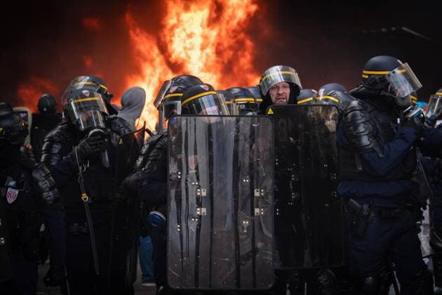 Bilder des Jahres 2023, News 05 Mai News Themen der Woche KW18 News Bilder des Tages May 1, 2023, Paris, France: Police prevent protesters from moving into Place De La Nation after a fire was started below a block of apartments. Thousands turn out for the May Day Rallies. Protests have been seen since Emmanuel Macron introduced the pension reform, which increases the age for retirement from 62 to 64. Historically the 1st of May marks International Labor Day which commemorates labourers and the working class. Paris France - ZUMAs197 20230501_zaa_s197_515 Copyright: xAndyxBartonx