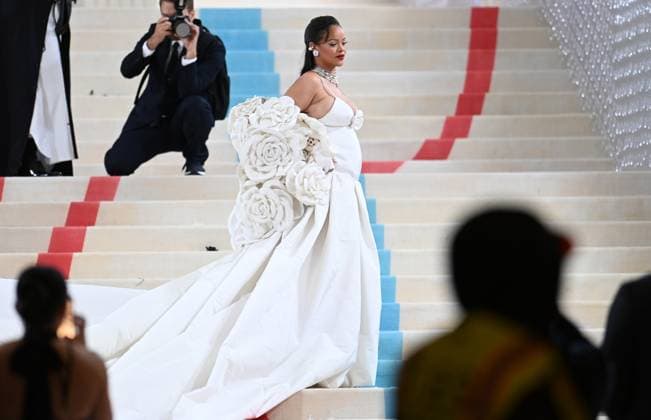 Entertainment Bilder des Tages May 1, 2023, New York, New York, USA: The Metropolitan MuseumÃ¢â‚¬â ¢s annual Met Gala honoring Karl Lagerfeld brings out crowds on the carpet as well as in the street. Here Rihanna is the last arrive on the carpet with ASAP Rocky. (Photo Andrea RENAULT Zuma Press) New York USA - ZUMAg115 20230501_zaf_g115_014 Copyright: xAndreaxRenaultx