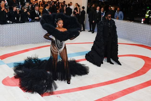 Entertainment Bilder des Tages Yung Miami and Sean Diddy Combs arrive on the red carpet for The Met Gala at The Metropolitan Museum of Art celebrating the opening of Karl Lagerfeld: A Line of Beauty in New York City on Monday, May 1, 2023.  NYP202305015043 JOHNxANGELILLO