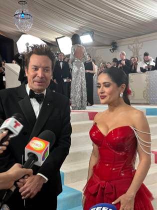 The Mexican actress Salma Hayek speaks to the media along with US TV host Jimmy Fallon, during the Met Gala 2023 in New York, USA, 01 May 2023. Met Gala in New York !ACHTUNG: NUR REDAKTIONELLE NUTZUNG!  Copyright: xOctavioxGuzmánx AME6130 20230502-c64d78d031009c83b4714a5ceecff138bb3182bd