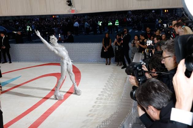 Entertainment Bilder des Tages Lil Nas X arrives on the red carpet for The Met Gala at The Metropolitan Museum of Art celebrating the opening of Karl Lagerfeld: A Line of Beauty in New York City on Monday, May 1, 2023.  NYP202305015065 JOHNxANGELILLO