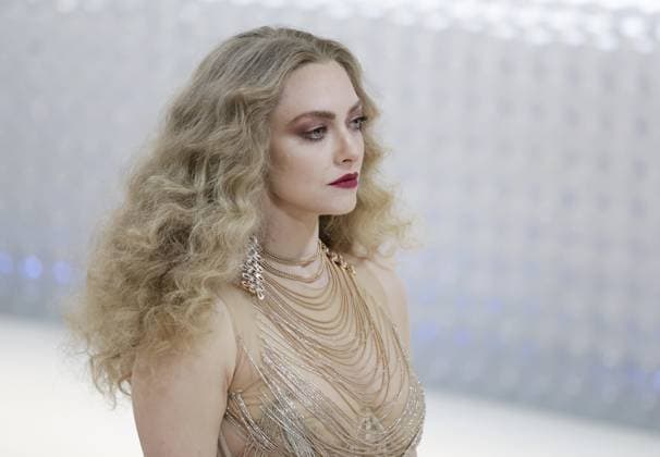 Amanda Seyfried arrives on the red carpet for The Met Gala at The Metropolitan Museum of Art celebrating the opening of Karl Lagerfeld: A Line of Beauty in New York City on Monday, May 1, 2023.  NYP2023050140028 JOHNxANGELILLO