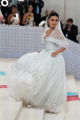 Penelope Cruz, wearing Chanel Couture at arrivals for Karl Lagerfeld: A Line of Beauty - The Costume Institute Met Gala - Part 1, The Metropolitan Museum of Art, New York, NY May 1, 2023. Photo By: Kristin Callahan Everett Collection at arrivals for Karl Lagerfeld: A Line of Beauty - The Costume Institute Met Gala - Part 1, The Metropolitan Museum of Art, New York, NY May 1, 2023. Photo By: Kristin Callahan Everett Collection PUBLICATIONXNOTxINxCANxCHNxFRAxITAxJPNxNORxPOLxRUSxESPxUKxUSA