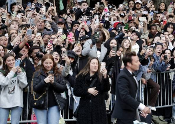 Fans react when Jimmy Fallon walks on Fifth Avenue before waling on the red carpet at The Met Gala at The Metropolitan Museum of Art celebrating the opening of Karl Lagerfeld: A Line of Beauty in New York City on Monday, May 1, 2023.  NYP20230501299011 JOHNxANGELILLO