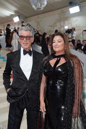 Pierce Brosnan, Keely Shaye Smith at arrivals for Karl Lagerfeld: A Line of Beauty - The Costume Institute Met Gala - Part 2, The Metropolitan Museum of Art, New York, NY May 1, 2023. Photo By: Kristin Callahan Everett Collection at arrivals for Karl Lagerfeld: A Line of Beauty - The Costume Institute Met Gala - Part 2, The Metropolitan Museum of Art, New York, NY May 1, 2023. Photo By: Kristin Callahan Everett Collection PUBLICATIONXNOTxINxCANxCHNxFRAxITAxJPNxNORxPOLxRUSxESPxUKxUSA