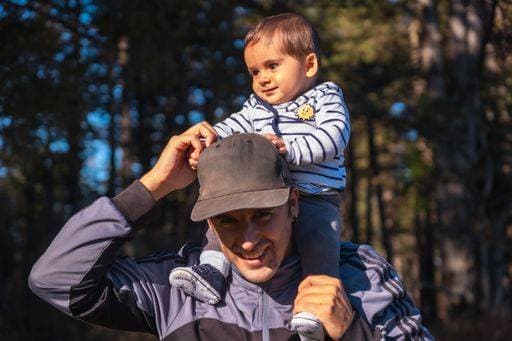 RECORD DATE NOT STATED A Caucasian baby with his father having fun in the articulation natural park on an autumn afternoon, Basque, Spain *** einer kaukasisch Wickelkind mit seinem Vater habend Spaß ÊIn der Gelenkigkeit natürliche parkähnliche am An&Verkauf Herbst afternoon, Basque, Spanien 3421046 ,model released, Symbolfoto