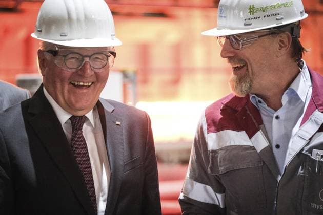 News Themen der Woche KW18 News Bilder des Tages Besuch von Bundespräsident Frank Walter Steinmeier bei thyssenkrupp Steel in Duisburg. *** NUR FÜR REDAKTIONELLE ZWECKE *** EDITORIAL USE ONLY ***<p>Bundespräsident Frank Walter Steinmeier besucht am Dienstag, 2. Mai 2023 das Stahlwerk von thyssenkrupp Steel in Duisburg Bruckhausen. Der Besuch steht unter dem Motto: Zukunft grüner Stahl: Chancen und Herausforderungen für das Industrieland NRW Frank Pozun erklärt die Warmwalzanlage. Duisburg NRW Duisburg Copyright: STEFANxAREND *** Visit by German President Frank Walter Steinmeier to thyssenkrupp Steel in Duisburg FOR EDITORIAL PURPOSES ONLY EDITORIAL USE ONLY p German President Frank Walter Steinmeier will visit thyssenkrupp Steels steel mill in Duisburg Bruckhausen on Tuesday Copyright: STEFANxAREND doc7q1070aorrpy9byo49i ,EDITORIAL USE ONLY