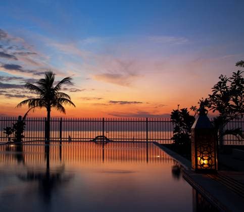 Stunning sunset with a reflection in infinity pool Copyright: xTomasxAndersonx xDesignxPicsx , 30703199 Copyright: TomasxAndersonx xDesignxPics 30703199