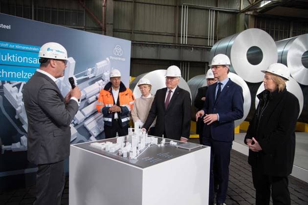 News Themen der Woche KW18 News Bilder des Tages Bernhard OSBURG, links, CEO Thyssenkrupp Steel, erlaeutert Bundespraesident Frank-Walter STEINMEIER das Modell der Direktreduktionsanlage mit Einschmelzern, allgemein, feature, Randmotiv, Symbolfoto Besuch von Bundespraesident Frank Walter Steinmeier bei Thyssenkrupp Steel in Duisburg, 02.05.2023. *** Bernhard OSBURG, left, CEO Thyssenkrupp Steel, explains to German President Frank Walter STEINMEIER the model of the direct reduction plant with melters, general, feature, marginal, symbol photo Visit of German President Frank Walter Steinmeier to Thyssenkrupp Steel in Duisburg, 02 05 2023