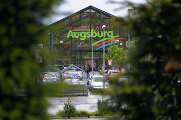 Manipulation der Kassen im Gartencenter Augsburg in Bochum *** NUR FÜR REDAKTIONELLE ZWECKE *** EDITORIAL USE ONLY ***<p>Im Gartencenter Augsburg sind die EC-Terminals für den bargeldlosen Zahlungsverkehr an den Kassen manipuliert worden, so das von den Konten der Kunden illegal Geld abgebucht werden konnte. Außenaufnahme vom Gartencenter , am Mittwoch, den 16. May 2012 in Bochum. Deutschland NRW Bochum Copyright: IngoxOtto *** Manipulation the Box offices at Garden centre Augsburg in Bochum *** ONLY FOR EDITORIAL PURPOSE *** EDITORIAL USE ONLY *** P at Garden centre Augsburg are the EC Terminals for the cashless Payment transactions to the Box offices manipulated been, SO the from the Accounts the Customers illegal Money debited beco Copyright: IngoxOtto docnrwhugopicture47226990 EDITORIAL USE ONLY