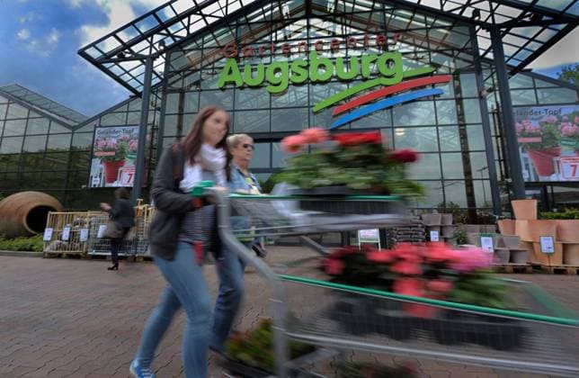 Manipulation der Kassen im Gartencenter Augsburg in Bochum *** NUR FÜR REDAKTIONELLE ZWECKE *** EDITORIAL USE ONLY ***<p>Im Gartencenter Augsburg sind die EC-Terminals für den bargeldlosen Zahlungsverkehr an den Kassen manipuliert worden, so das von den Konten der Kunden illegal Geld abgebucht werden konnte. Kunden bringen ihre Blumen mit dem Einkaufswagen zum Auto, am Mittwoch, den 16. May 2012 in Bochum. Deutschland NRW Bochum Copyright: IngoxOtto *** Manipulation the Box offices at Garden centre Augsburg in Bochum *** ONLY FOR EDITORIAL PURPOSE *** EDITORIAL USE ONLY *** P at Garden centre Augsburg are the EC Terminals for the cashless Payment transactions to the Box offices manipulated been, SO the from the Accounts the Customers i Copyright: IngoxOtto docnrwhugopicture47227027 EDITORIAL USE ONLY