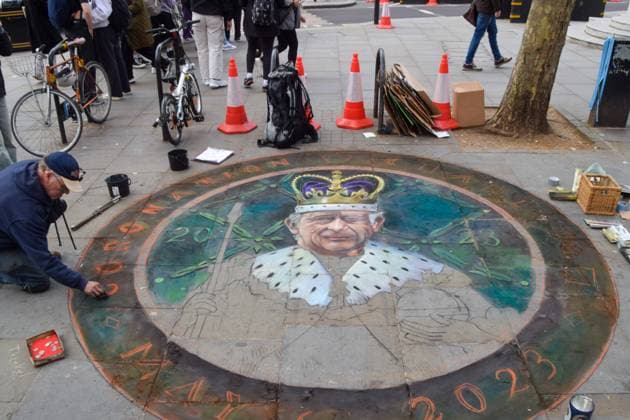 Bilder des Jahres 2023, News 05 Mai News Themen der Woche KW18 Entertainment Bilder des Tages News Bilder des Tages May 2, 2023, London, England, United Kingdom: Chalk artist JULIAN BEEVER draws a picture of King Charles III on a pavement near Trafalgar Square ahead of the coronation. London United Kingdom - ZUMAv130 20230502_zip_v130_052 Copyright: xVukxValcicx