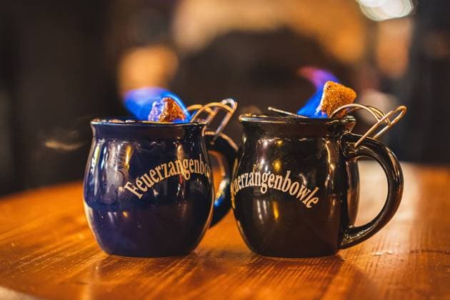 Weihnachtsmarkt Zwei Tassen Feuerzangenbowle als Symbolbild für Weihnachtsmarkt, Winter, kalte Jahreszeit, etc. 18.12.22 Erfurt Deutschland *** Christmas market Two cups of Feuerzangenbowle as symbol image for Christmas market, winter, cold season, etc 18 12 22 Erfurt Germany