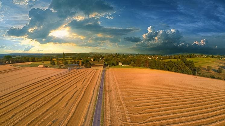 IMAGO Creative, Biodynamische Landwirtschaft abgeerntetes Kornfeld aus der Vogelperspektive am Abend, 23.07.2018, Luftbild, Deutschland harvested cornfield in evening light, 2018-07-23, aerial view, Germany BLWS685955 *** Abgeerntetes Kornfeld from the Bird s eye view on Evening, 23 07 2018, Aerial view, Germany harvested Cornfield in evening light, 2018 07 23, Aerial view, Germany BLWS685955 Copyright: xblickwinkel S.xKoerberx