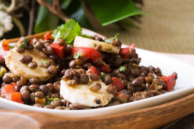 Bananen Linsen Salat - Bananas Lentils Salad Nahaufnahme eines Bananen Linsen Salat, ein vegetarisches Gericht aus Südafrika. Selective focus image of a banana lentil salad, a vegetarian dish from South Africa. Copyright: xZoonar.com EvaxGruendemannx 1081095