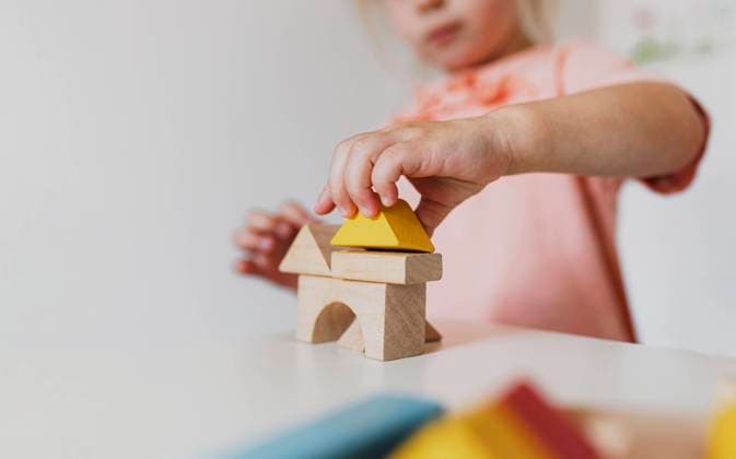 Little child girl playing building blocks at home or kindergarten. Kid play room Little child girl playing wooden building blocks at home or kindergarten. Development and construction concept. Multi-colored educational bricks for early learning and education for young children. ,model released, Symbolfoto Copyright: xZoonar.com OlenaxIvanovax 19091130 ,model released, Symbolfoto ,property released