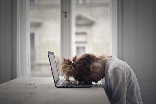 RECORD DATE NOT STATED A tired female with her head on the laptop on the table under the lights in a house *** einer Müde weiblich mit her Kopf am der laptop am der Tisch unterhalb der Lichter ÊIn einer Haus 356044 ,model released, Symbolfoto
