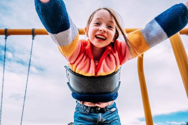 Creative Highlights Symbolbilder Happy tween girl playing on swing on sunny day Aurora, Colorado, United States CR_JEMI230227D9-1137098-01 ,model released, Symbolfoto