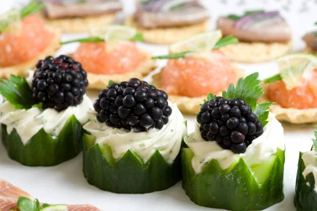 Healthy and good looking party snacks served on a plate Copyright: xSimonexvanxdenxBergx xDesignxPicsx , 30733410 Copyright: SimonexvanxdenxBergx xDesignxPics 30733410