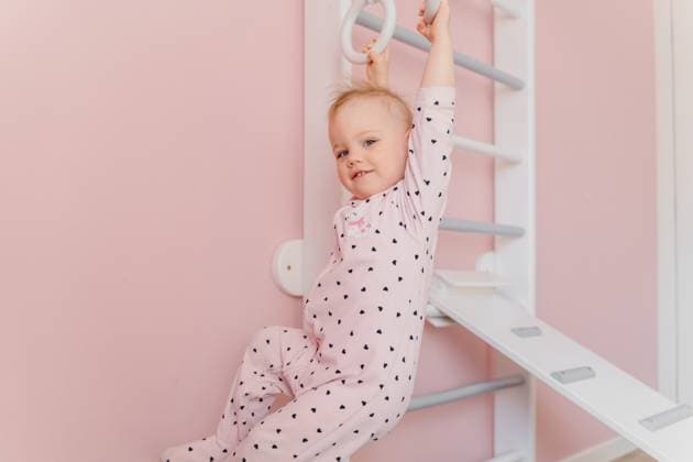 Creative Highlights Symbolbilder A Caucasian girl in soft pink pajamas does sport at gymnastic rings Trezzo sull Adda, Lombardy, Italy CR_NEPM230302C-1138579-01 ,model released, Symbolfoto
