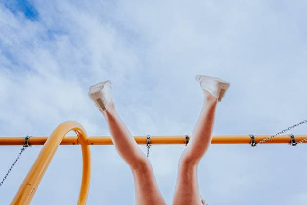 Creative Highlights Symbolbilder Feet of child swinging at a playground Aurora, Colorado, United States R_JEMI230227D9-1137091-01 ,model released, Symbolfoto