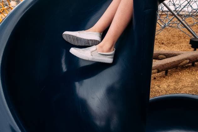 Creative Highlights Symbolbilder Childs legs going down slide outside Aurora, Colorado, United States R_JEMI230227D9-1137103-01 ,model released, Symbolfoto
