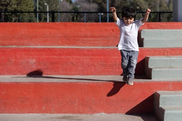 IMAGO Creative: Sommer, Sommertage im Stadtpark three year old mexican boy playing and running in the park Mexico City, Mexico City, Mexico R_OLWTGU230302-1139169-01 ,model released, Symbolfoto