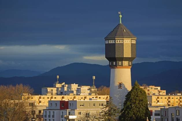 Blick auf Wasserturm in Kehl und Berge vom Schwarzwald, Lichtstimmung, Kehl, Ortenau, Baden-Württemberg, Deutschland, Europa *** View at Water tower in Kehl and Mountains from Black Forest, Lighting mood, Kehl, Ortenau, Bathing Württemberg, Germany, Europe Copyright: imageBROKER GeraldxAbele iblgda09176960.jpg
