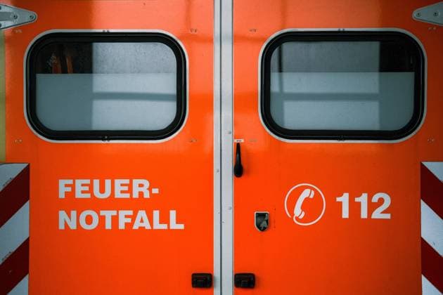 Feuerwehr und Notarzt, Symbolfotos Düsseldorf 03.05.2023 Rettungswagen Rettungsdienst Rettungstransportwagen RTW Krankenwagen Feuerwehr Notarzt Blaulicht Sondersignal Notfall Rettungseinsatz Drehlicht Rettung Wegerecht 112 Düsseldorf Nordrhein-Westfalen Deutschland *** Düsseldorf 03 05 2023 ambulance rescue service ambulance RTW ambulance fire department emergency doctor blue light special signal emergency rescue operation rotating light rescue right of way 112 Düsseldorf North Rhine Westphalia Germany