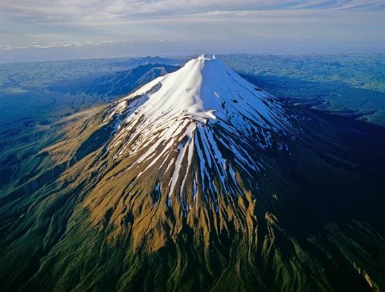 Creative Highlights World Luftaufnahme des Mount Taranaki auf der Nordinsel Neuseelands *** Aerial view of Mount Taranaki at the North Island New Zealand Copyright: imageBROKER/HideoxKurihara iblrjc09197493.jpg