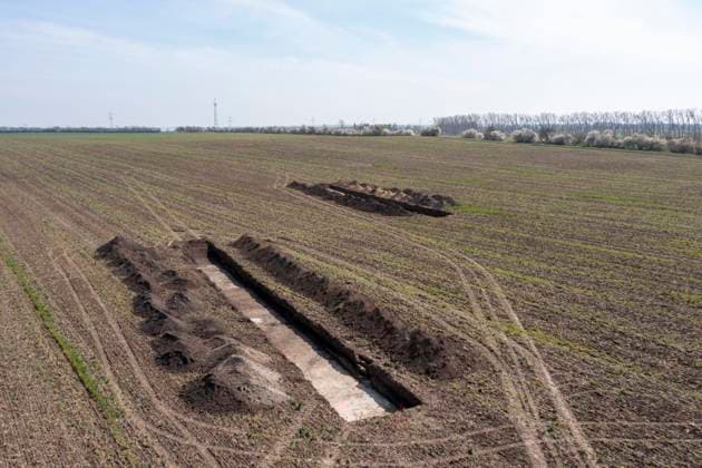 Archäologische Untersuchungsflächen auf zukünftiger Baustelle für zwei Halbleiterwerke des US-Chipherstellers Intel, Magdeburg, Sachsen-Anhalt, Deutschland, Europa *** Archaeological Study sites at future Construction site for Two Semiconductor plants of US Chip manufacturer Intel, Magdeburg, Saxony Anhalt, Germany, Europe Copyright: imageBROKER StephanxSchulz iblsns09183718.jpg