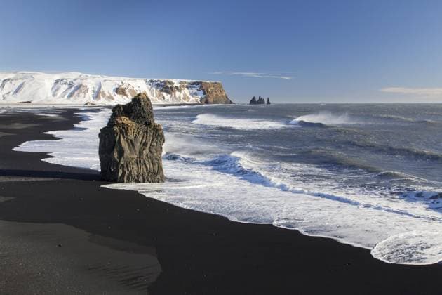 Creative Highlights World Arnardrangur, Adlerfelsen, Basaltmeerstapel am schwarzen Sandstrand Reynisfjara bei Vík í Mýrdal, Island, Europa *** Arnardrangur, Eagle Rock, Basalt sea stack on Black people sandy beach Reynisfjara at Vík í Mýrdal, Iceland, Europe Copyright: imageBROKER/alimdix/xArterra ibltsm09213730.jpg